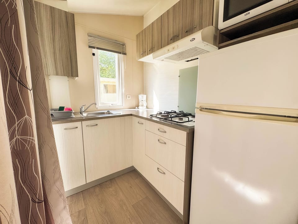 Cottage, 2 Bedrooms | Private kitchen | Microwave, highchair, cookware/dishes/utensils