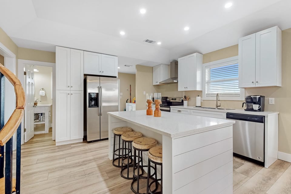 House, Multiple Beds (When Pigs Fly Beach House) | Private kitchen | Oven, toaster