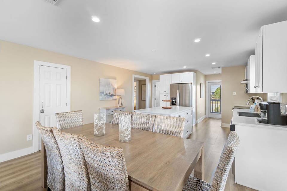 House, Multiple Beds (When Pigs Fly Down Beach House) | Dining