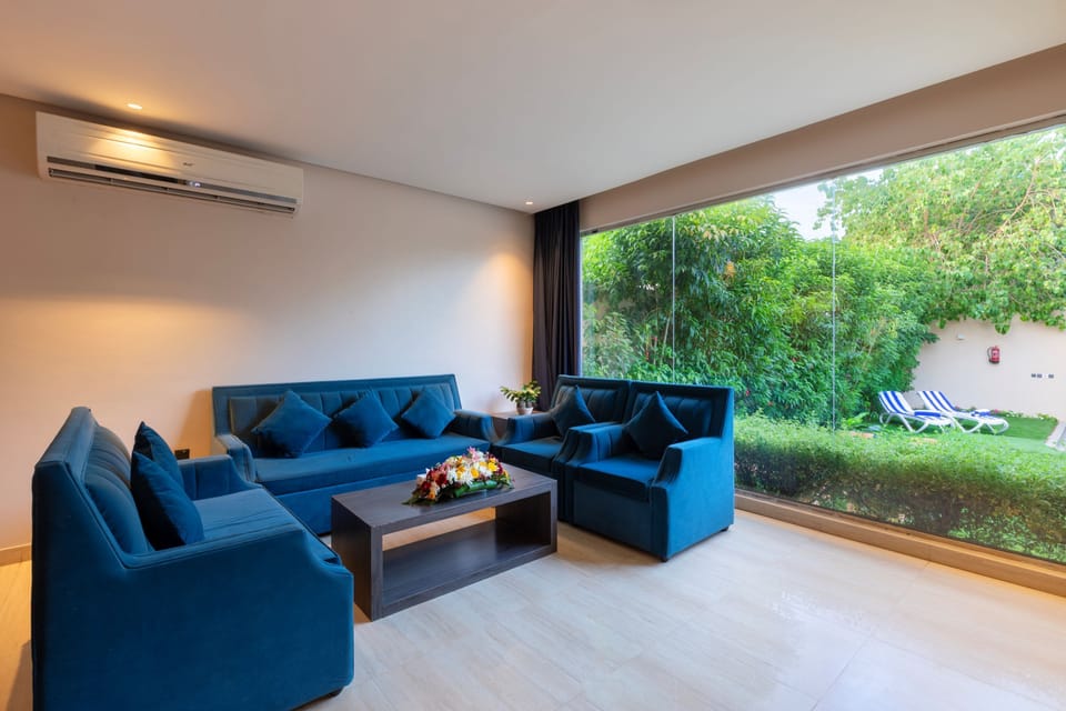 Deluxe Chalet, Lanai, Garden View | Living area