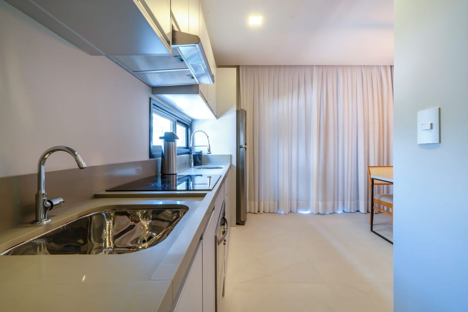 Deluxe Apartment, City View | Private kitchen