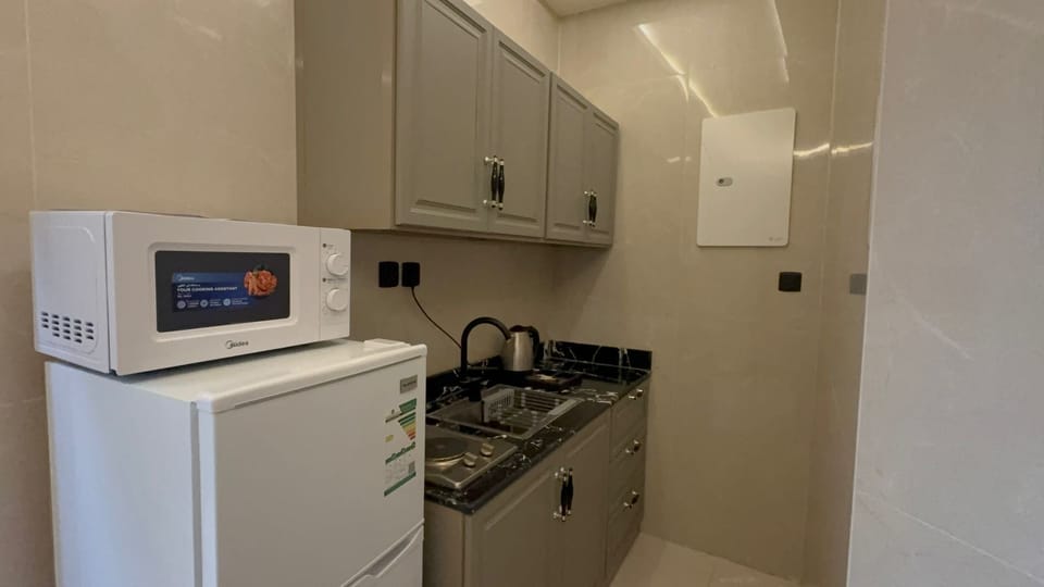 Deluxe Suite | Private kitchen | Fridge