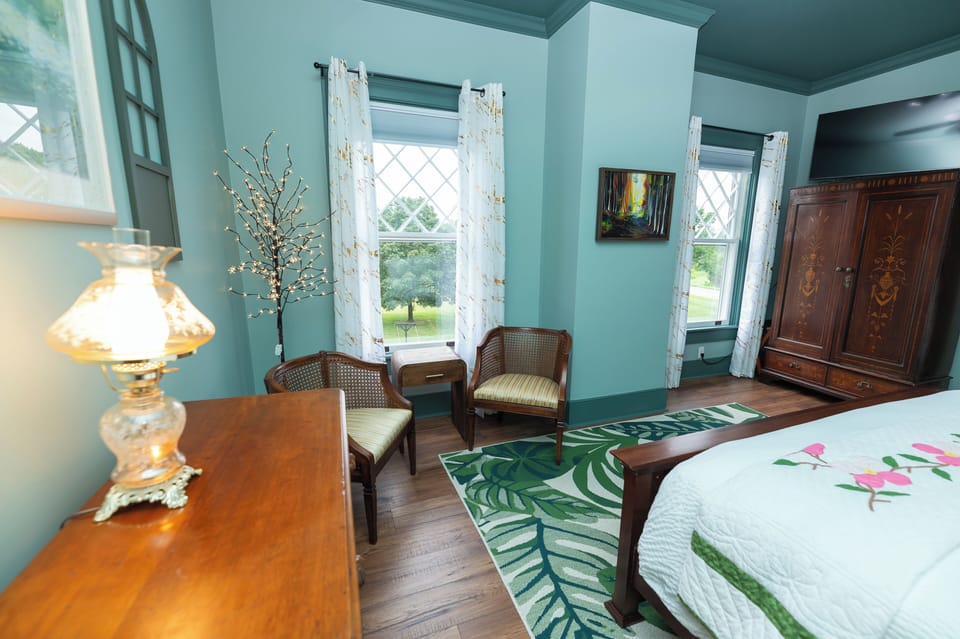 Room, 1 King Bed, Non Smoking | Premium bedding, WiFi (free), individually decorated