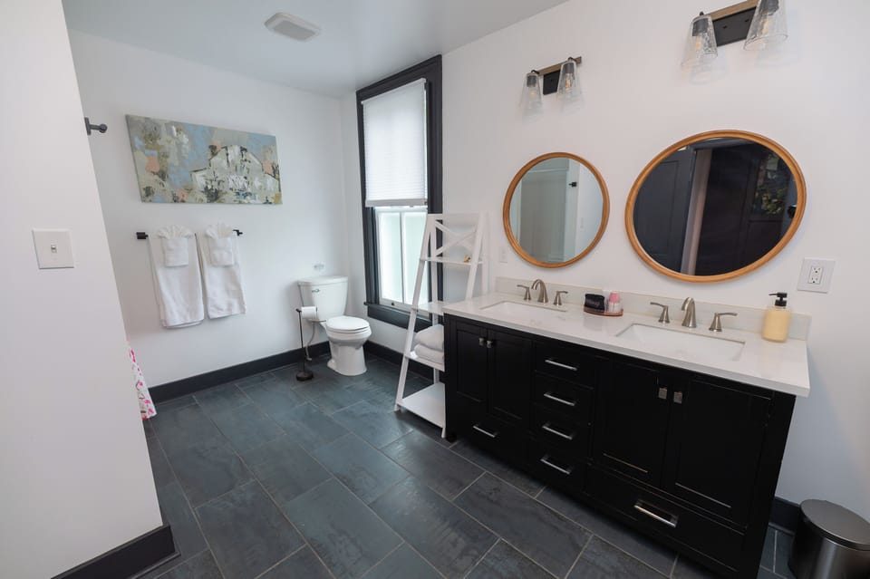 Room, 1 King Bed, Non Smoking | Bathroom | Free toiletries, hair dryer, towels, toilet paper