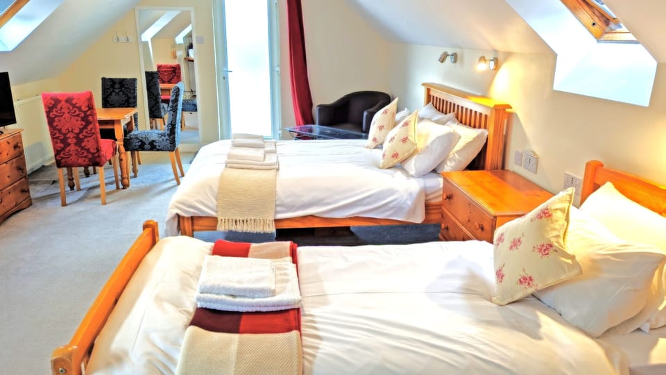 Room (7) | Premium bedding, desk, laptop workspace, free WiFi