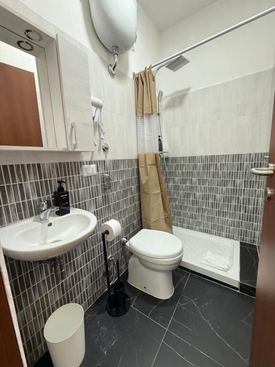 Deluxe Double Room | Bathroom | Shower, hair dryer, towels, soap