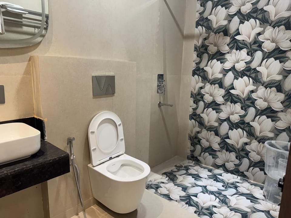 Deluxe Double Room | Bathroom | Bidet