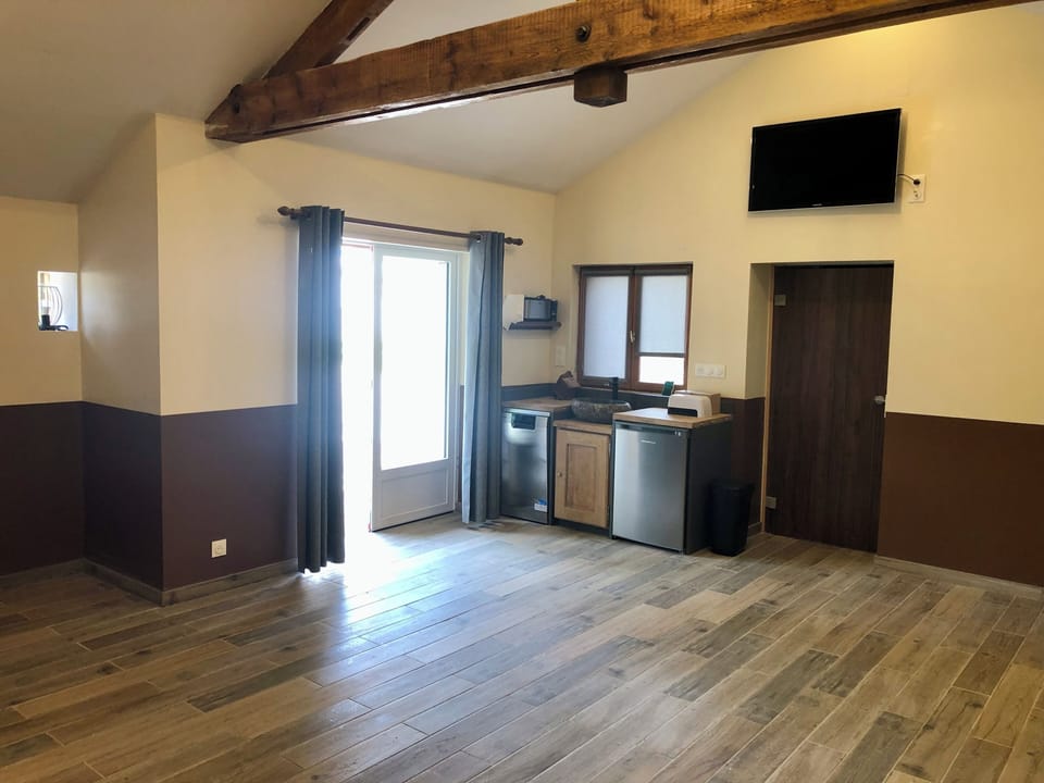 Family Cabin | Private kitchen | Fridge, microwave, stovetop, coffee/tea maker