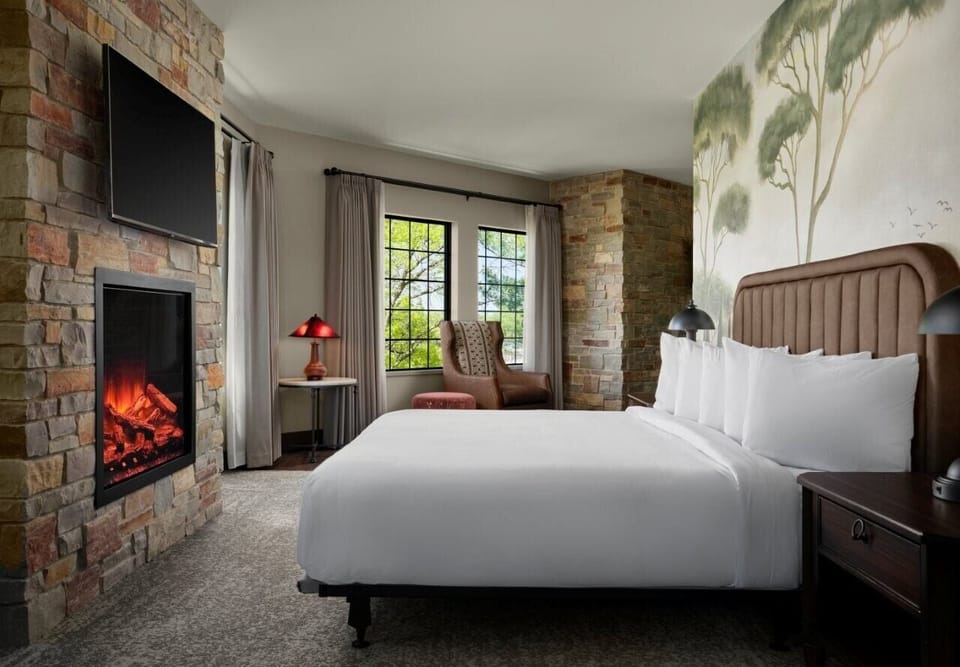 Watchtower Suite | In-room safe, desk, blackout drapes, iron/ironing board