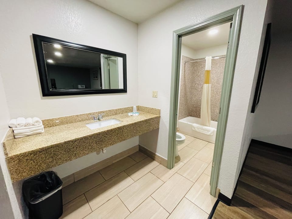 Combined shower/tub, towels