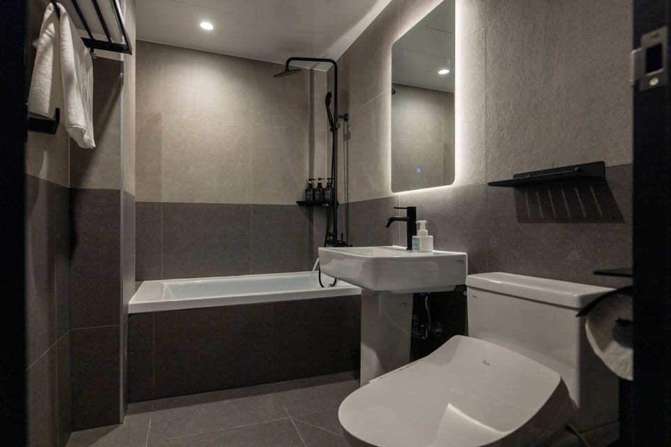 Movie | Bathroom | Free toiletries, hair dryer, bathrobes, slippers