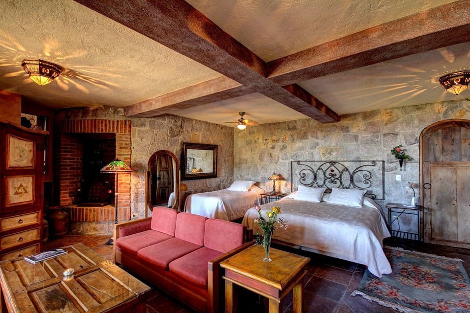 Standard Room, 1 Queen Bed | Iron/ironing board, free WiFi, bed sheets