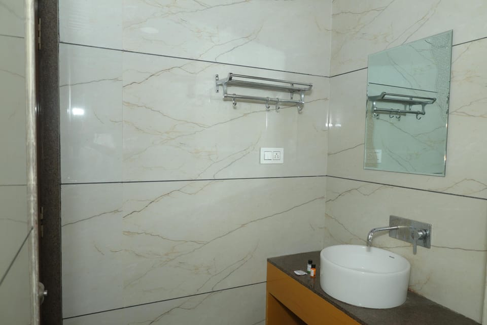 Classic Double Room | Bathroom | Shower, towels, soap, shampoo