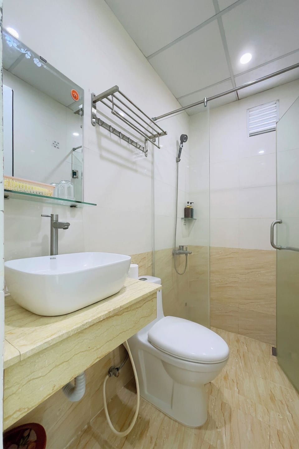 Standard Double Room | Bathroom | Shower, hydromassage showerhead, designer toiletries, hair dryer
