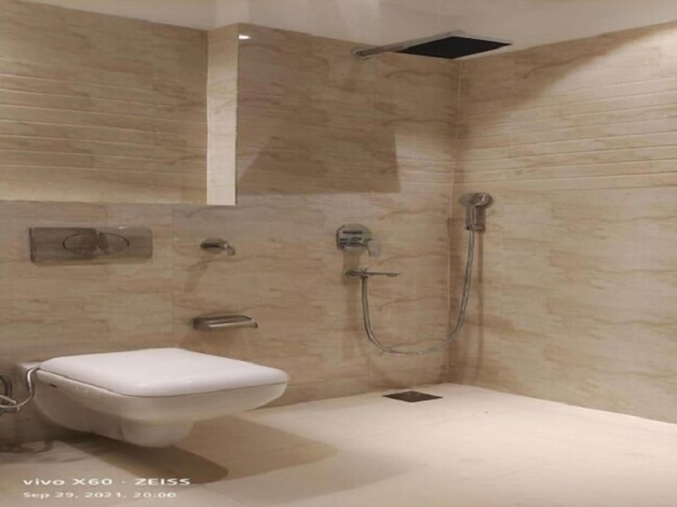 Family Quadruple Room, 1 Bedroom, City View | Bathroom | Free toiletries, towels, soap, shampoo