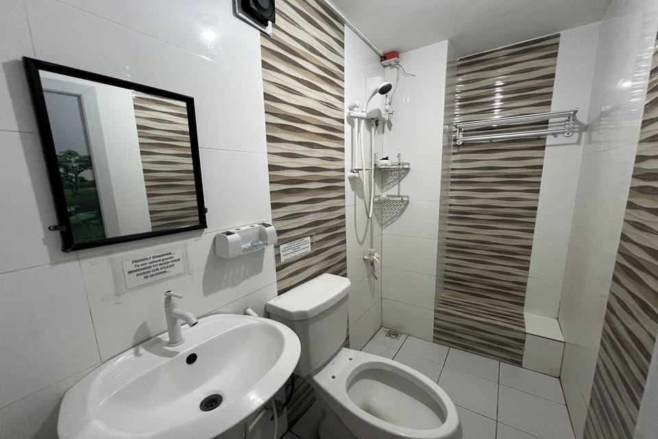 Deluxe Room | Bathroom | Shower, towels