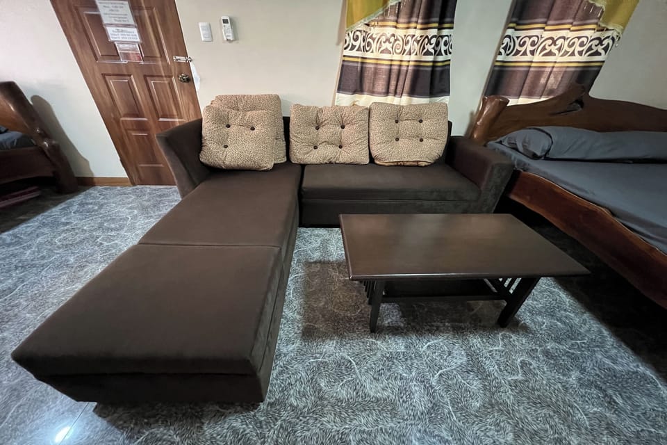 Deluxe Room | Desk, WiFi (free), bed sheets