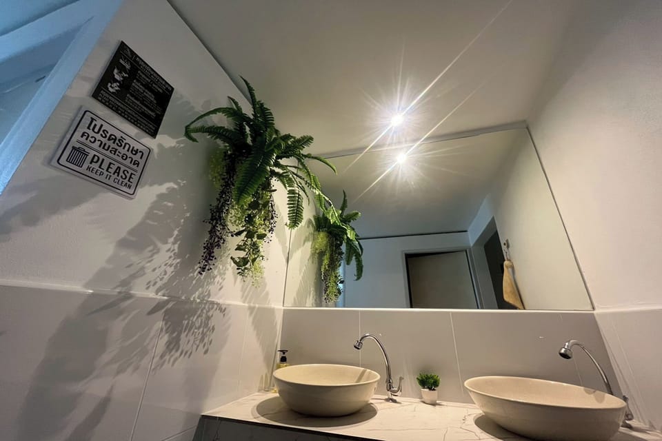 Shower, free toiletries