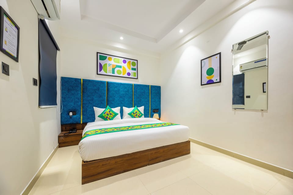 Economy Double Room | Desk, iron/ironing board