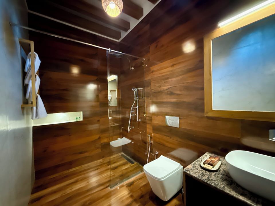 Superior Room | Bathroom | Shower, free toiletries, hair dryer, slippers