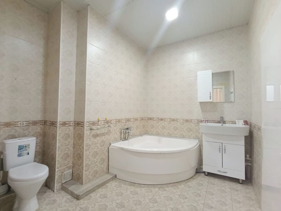Standard Triple Room | Bathroom | Towels, soap, shampoo, toilet paper
