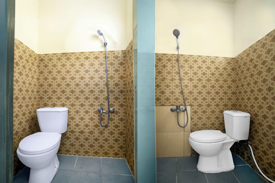 Standard Double Room | Bathroom | Shower, bidet, towels, soap