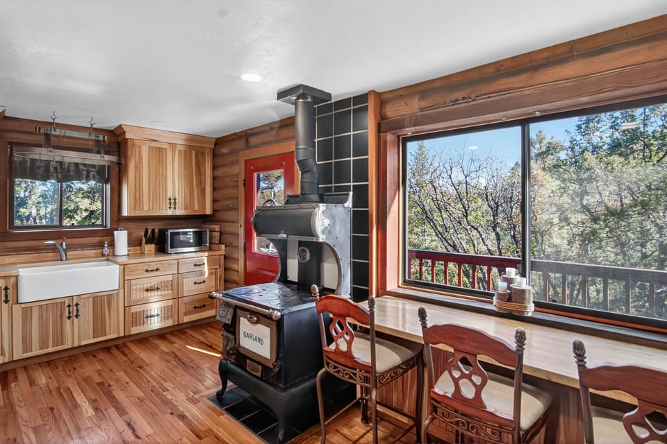 Cabin, 4 Bedrooms | Private kitchen | Coffee/tea maker, fridge, oven, electric kettle