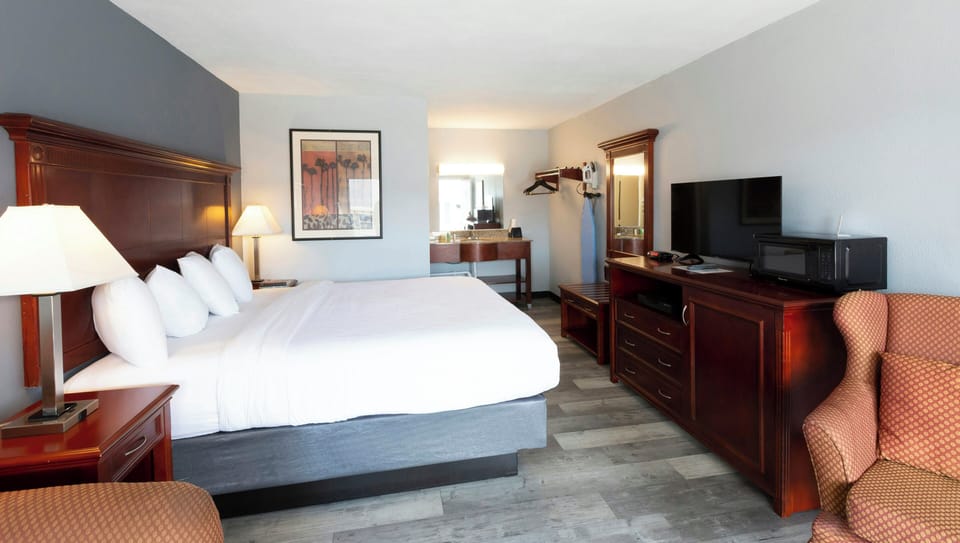 Room, 1 King Bed, Non Smoking | Premium bedding, blackout drapes, soundproofing, iron/ironing board