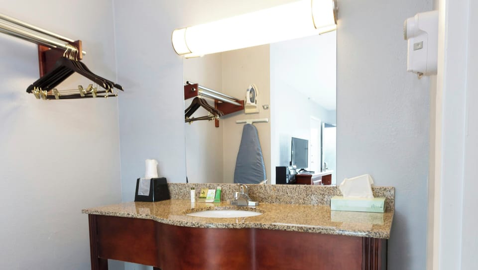 Combined shower/tub, free toiletries, hair dryer, towels