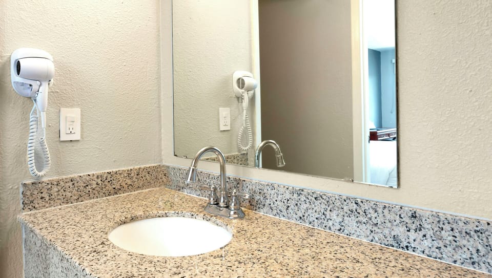 Room, 1 King Bed, Accessible, Non Smoking | Bathroom | Combined shower/tub, free toiletries, hair dryer, towels