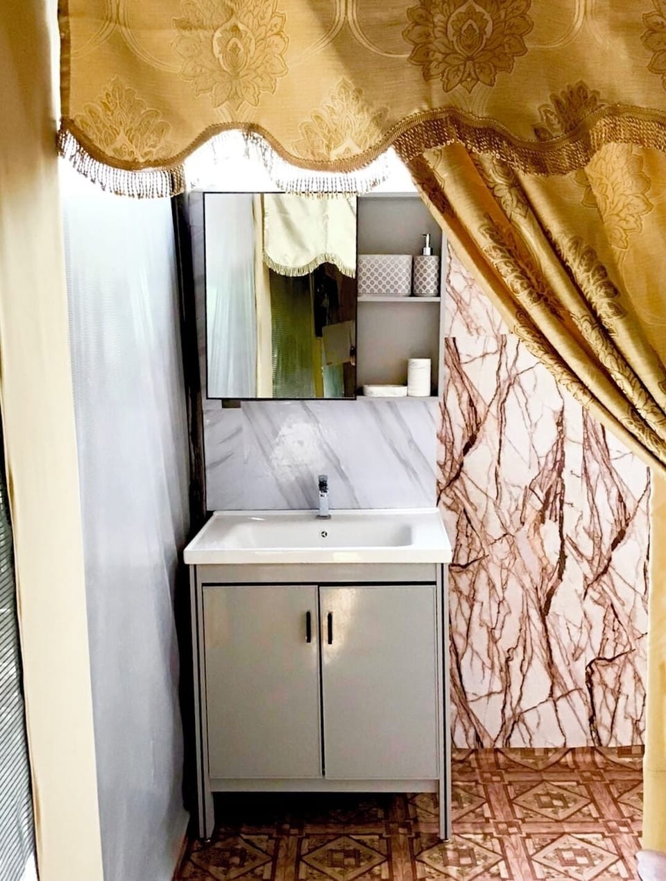 Shower, free toiletries, bidet, towels