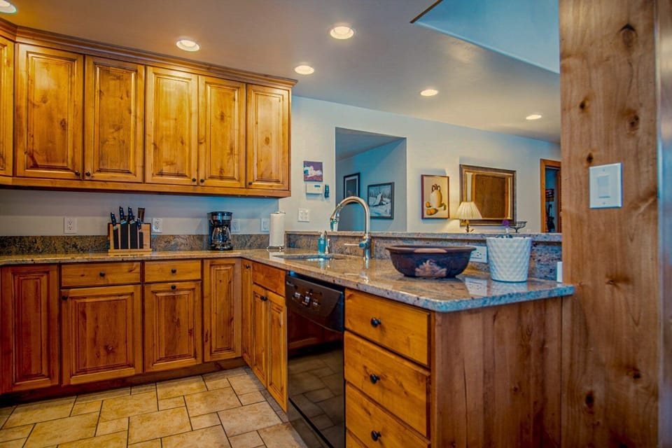 Condo, Multiple Beds, Patio, Mountain View (Sun Valley Condo 164) | Private kitchen | Dining tables