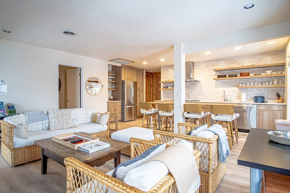 Condo, Multiple Beds, Balcony, Mountain View (Sawtooth Ski Condo) | Living area | 42-inch flat-screen TV with digital channels