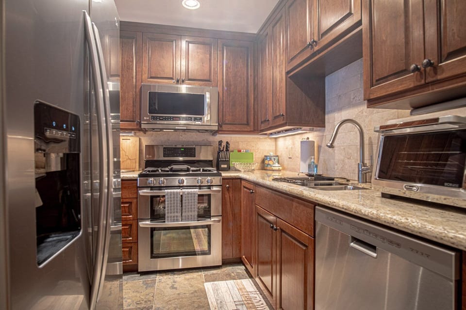 Condo, Multiple Beds, Patio, Mountain View (International Village at Warm Springs) | Private kitchen | Dining tables