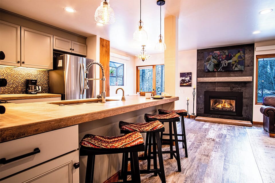 Condo, Multiple Beds, Fireplace, Mountain View (Sun Valley Condo 123) | Private kitchen | Dining tables