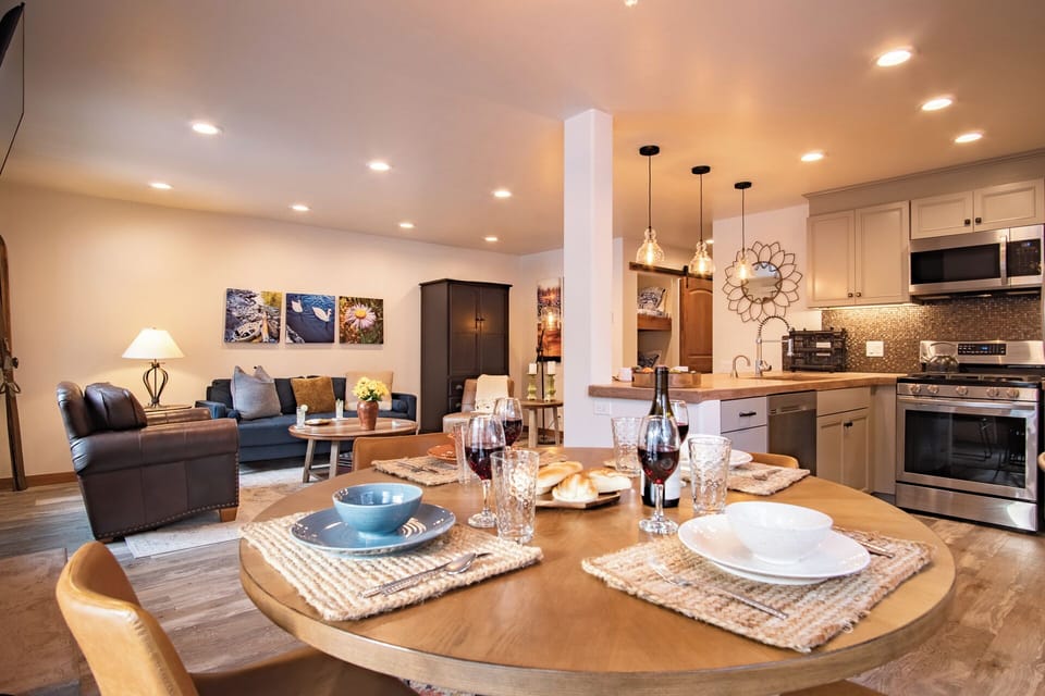 Condo, Multiple Beds, Fireplace, Mountain View (Sun Valley Condo 123) | Private kitchen | Dining tables