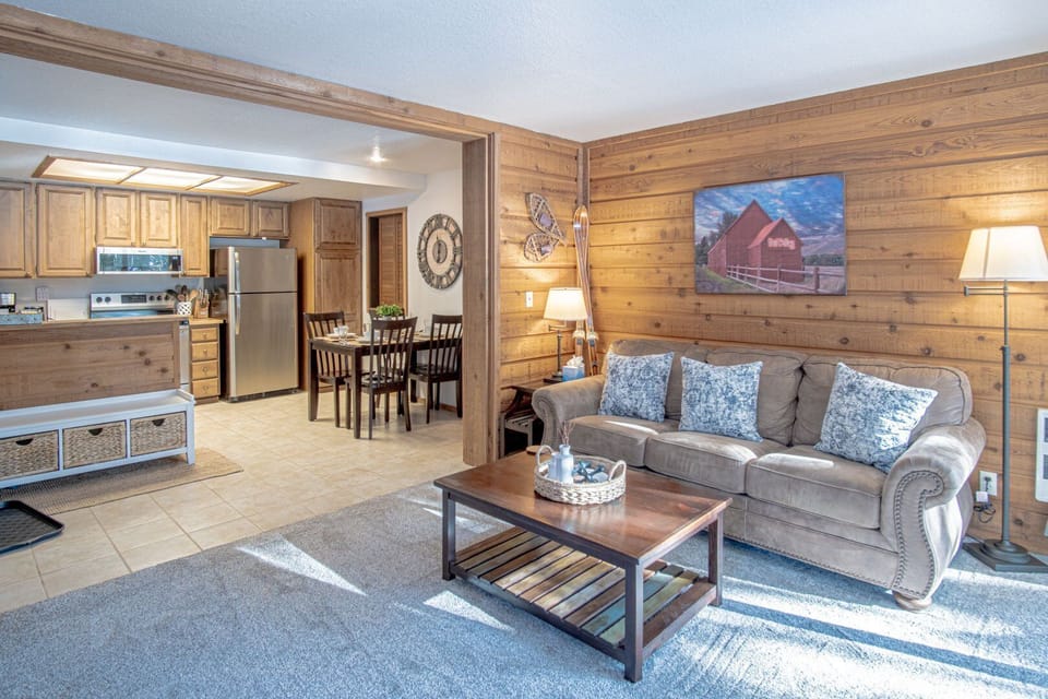 Condo, Multiple Beds, Patio, Mountain View (Bluff Condo 4119) | Living area | 42-inch flat-screen TV with digital channels