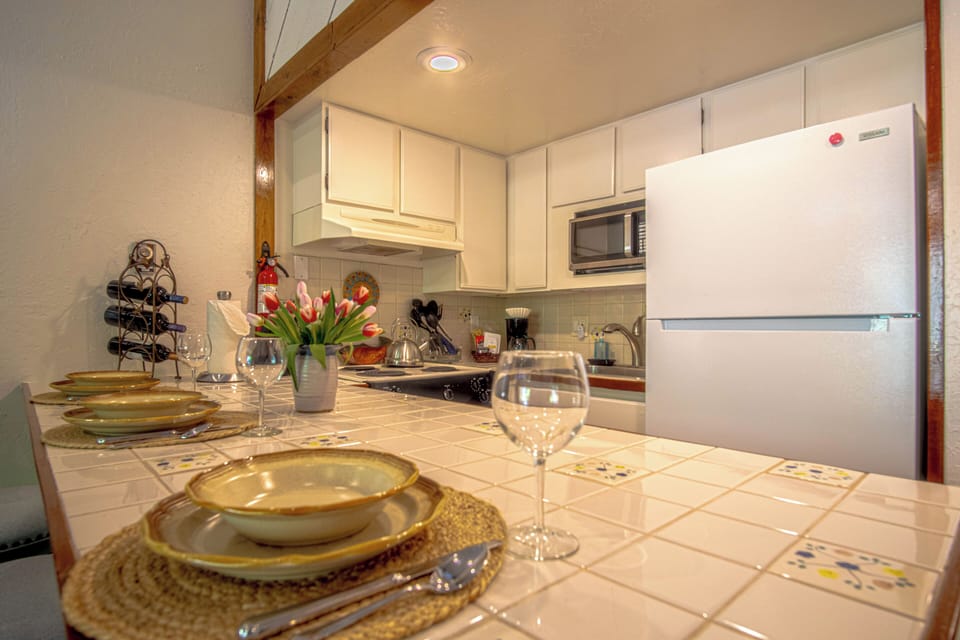 House, 1 Queen Bed with Sofa bed, Patio, Mountain View (Snow Run Haven #8) | Private kitchen | Dining tables