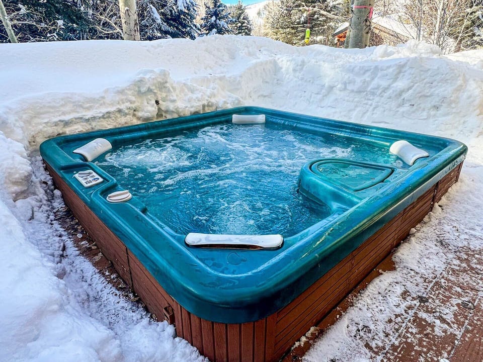House, Multiple Beds, Patio, Mountain View (104 Juniper-Elkhorn) | Outdoor spa tub