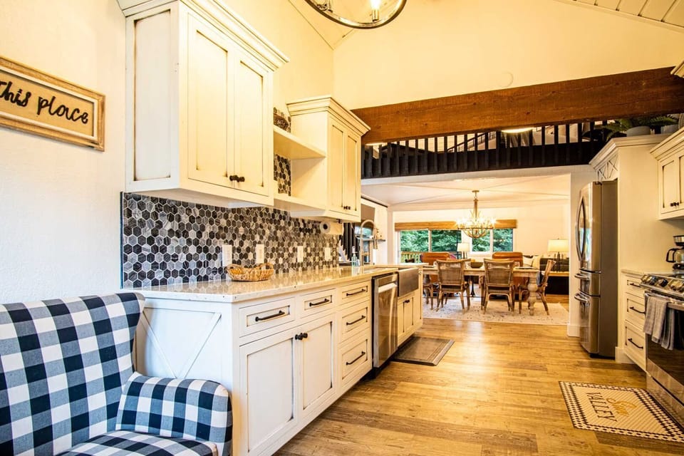Condo, Multiple Beds, Balcony, Mountain View (Sunburst 33) | Private kitchen | Dining table
