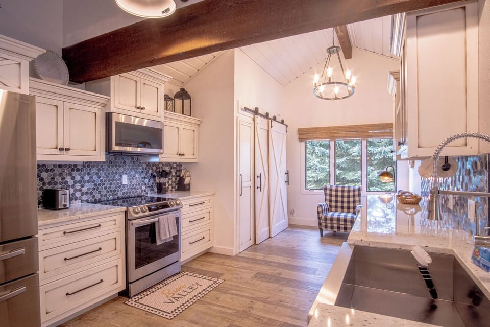 Condo, Multiple Beds, Balcony, Mountain View (Sunburst 33) | Private kitchen | Dining table