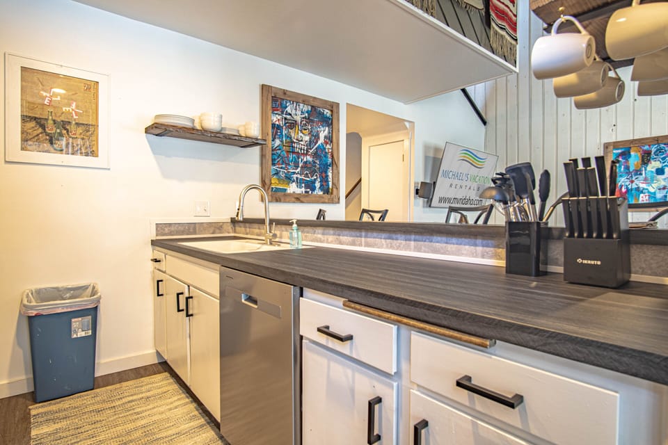Condo, Multiple Beds, Fireplace, Mountain View (Sun Valley Condo 118) | Private kitchen | Dining tables