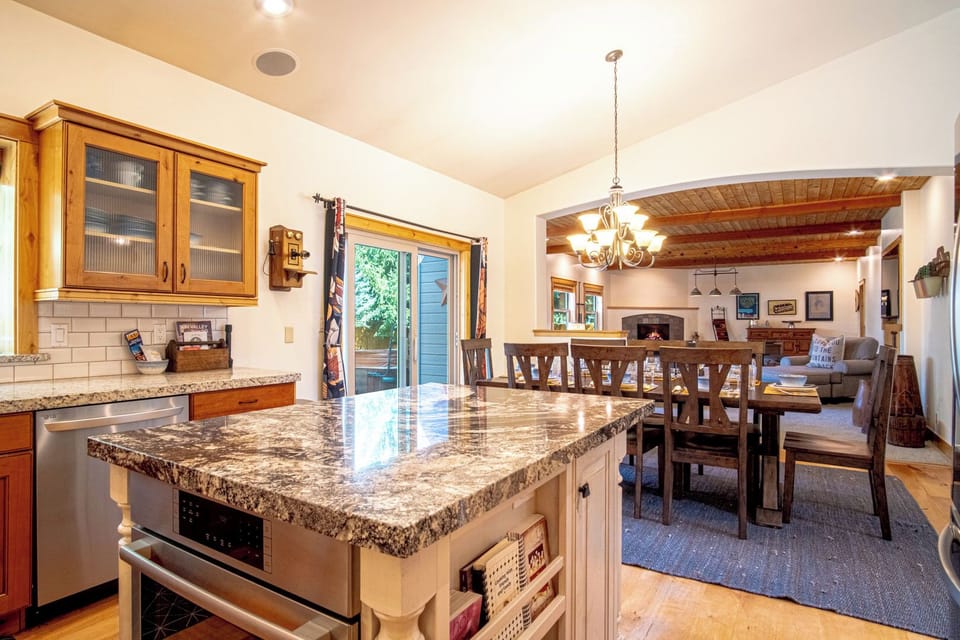 House, Multiple Beds, Patio, Mountain View (Cranbrook Cottage) | Interior