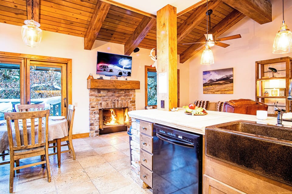 Condo, Multiple Beds, Patio, Mountain View (Sun Valley Condo 154) | Private kitchen | Dining table
