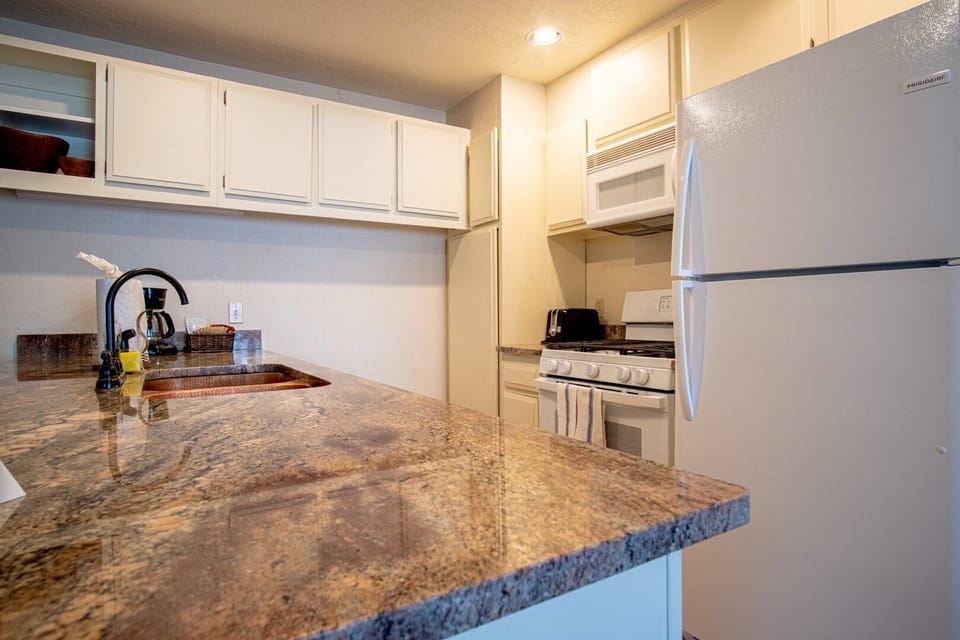 Condo, Multiple Beds, Patio, Mountain View (Sun Valley Condo 115) | Private kitchen | Dining tables