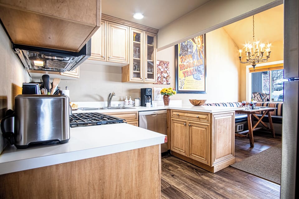 Condo, Multiple Beds, Patio, Mountain View (Parkside Condo 225A) | Private kitchen | Dining tables