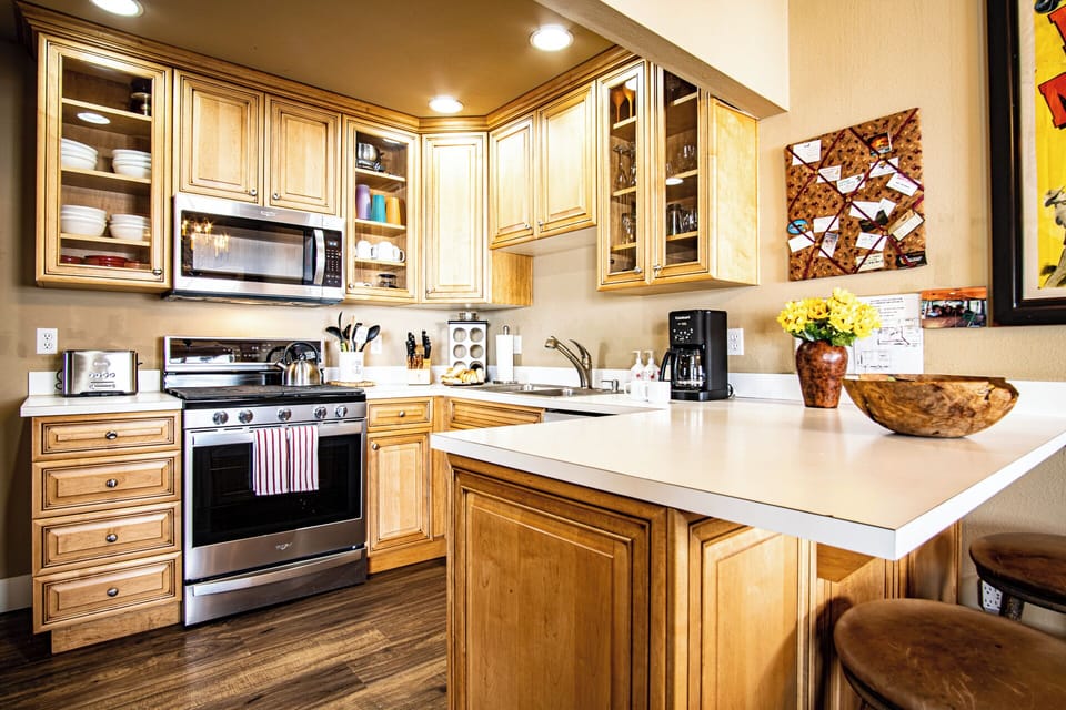 Condo, Multiple Beds, Patio, Mountain View (Parkside Condo 225A) | Private kitchen | Dining tables