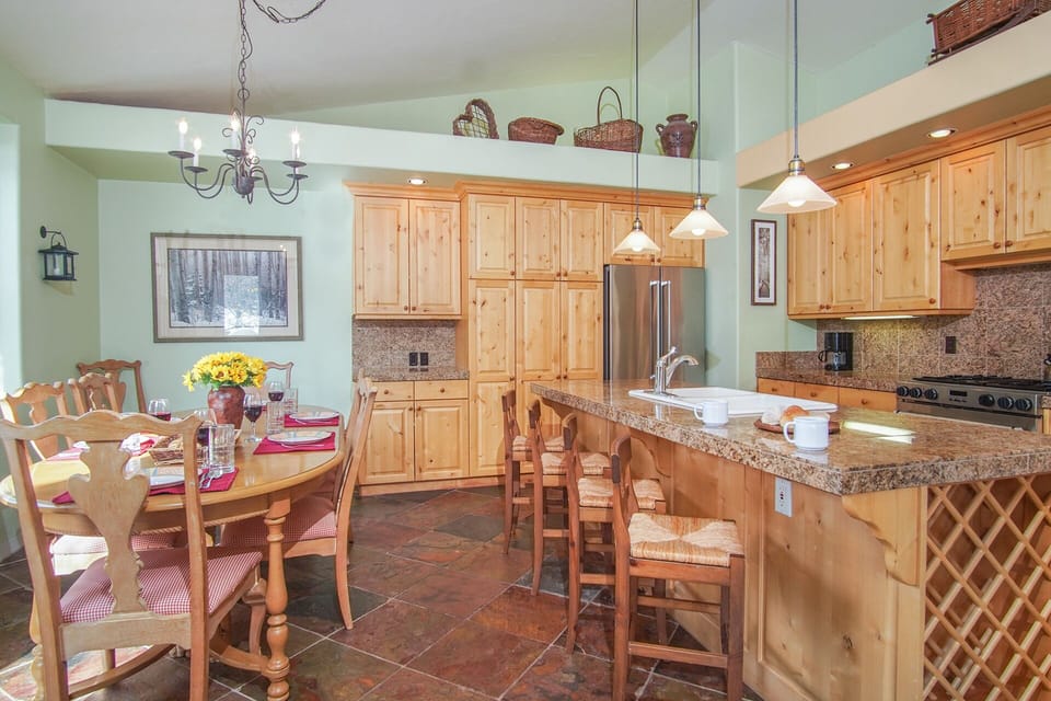 House, Multiple Beds, Balcony, Mountain View (Sun Valley Townhome 215A) | Private kitchen | Dining table