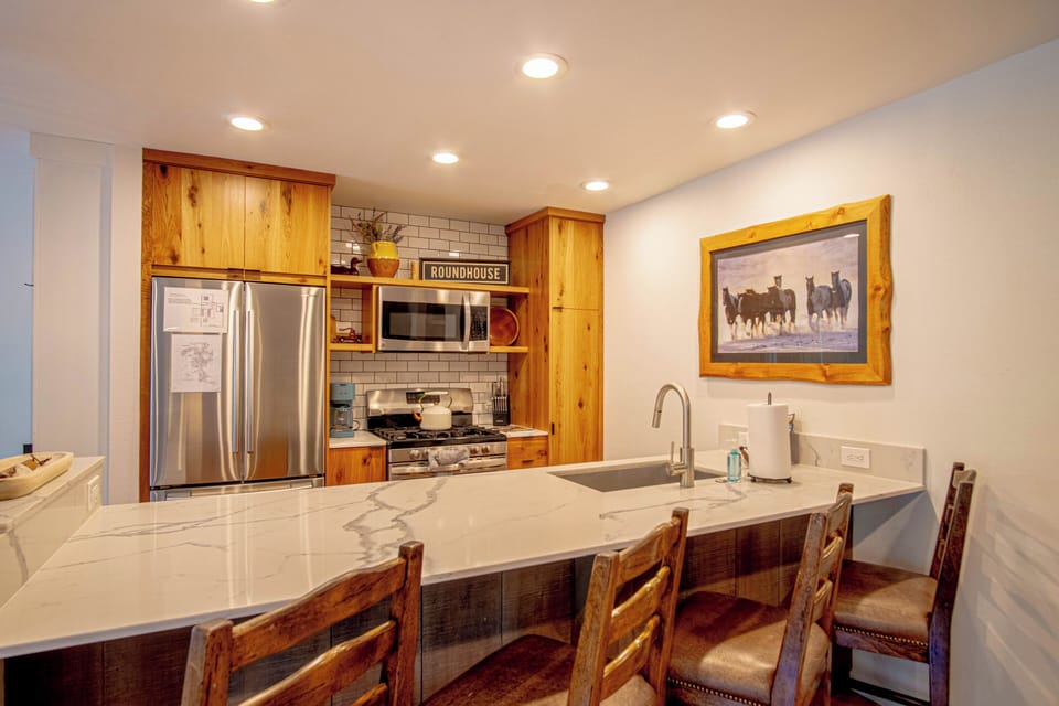 Condo, Multiple Beds, Fireplace, Mountain View (Sun Valley Condo 121) | Private kitchen | Dining tables