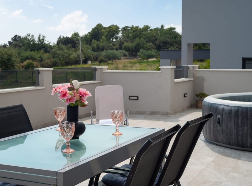 Apartment (Apartment Infinity with Hot Tub) | Terrace/patio